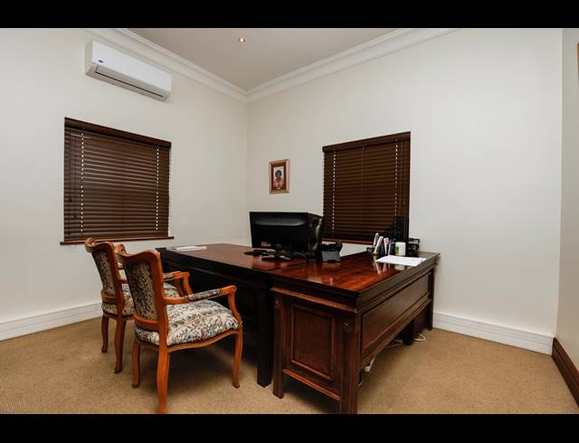330M² OFFICE FOR SALE IN WINDERMERE